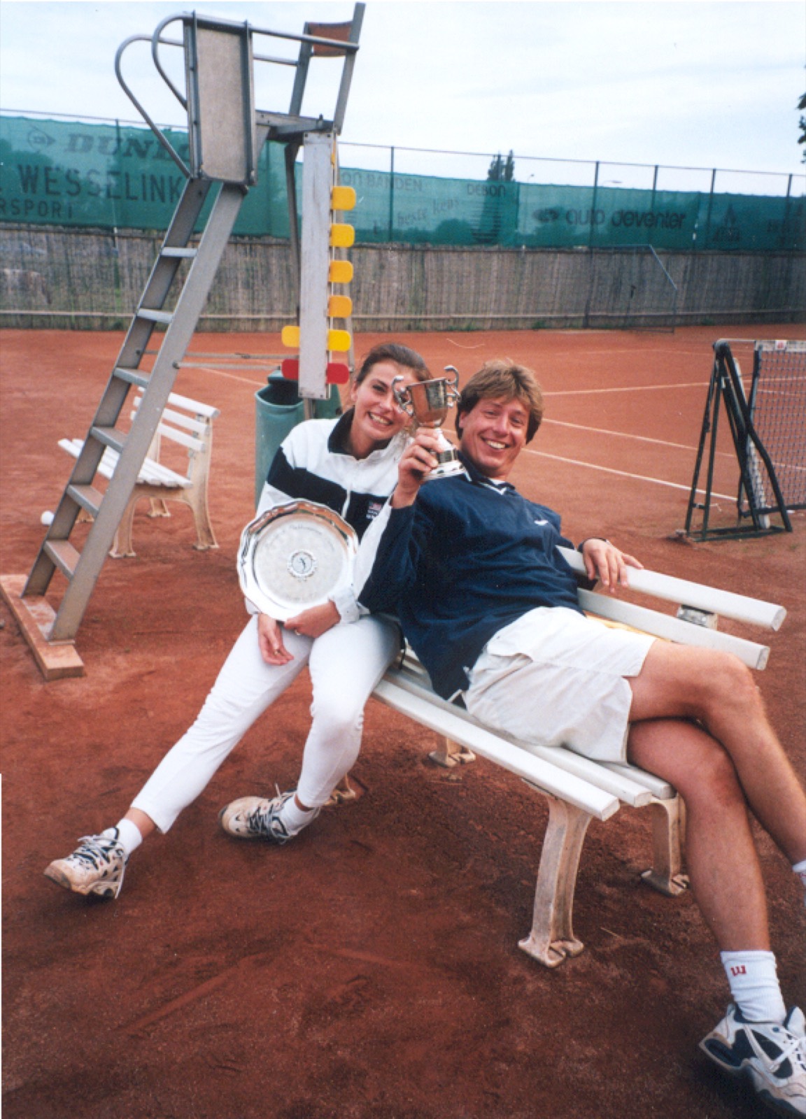 Clubkampioenen met bekers op de baan, 1999